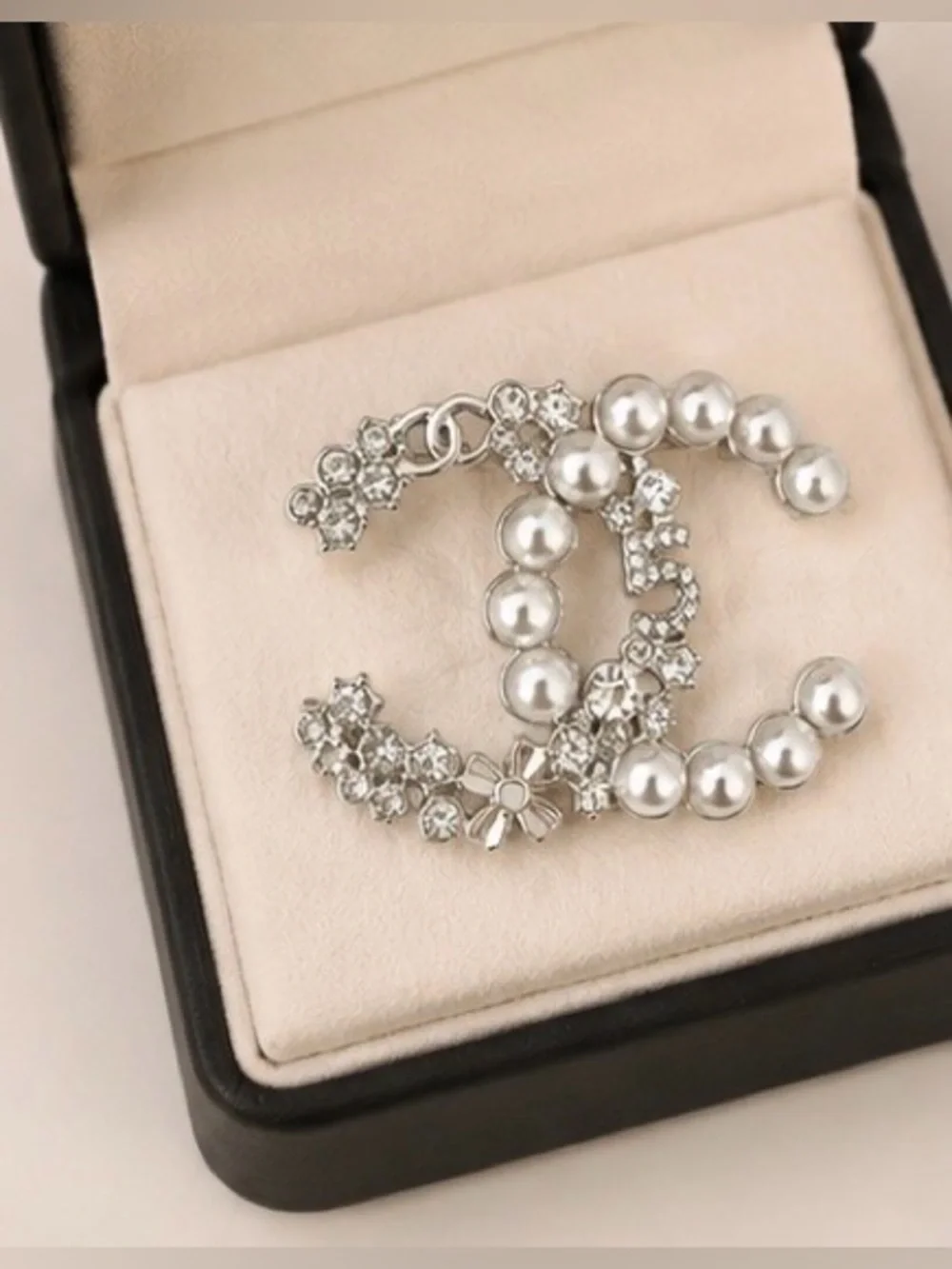 Pearl & Rhinestone Floral Statement Brooch – Silver Tone Elegant Pin